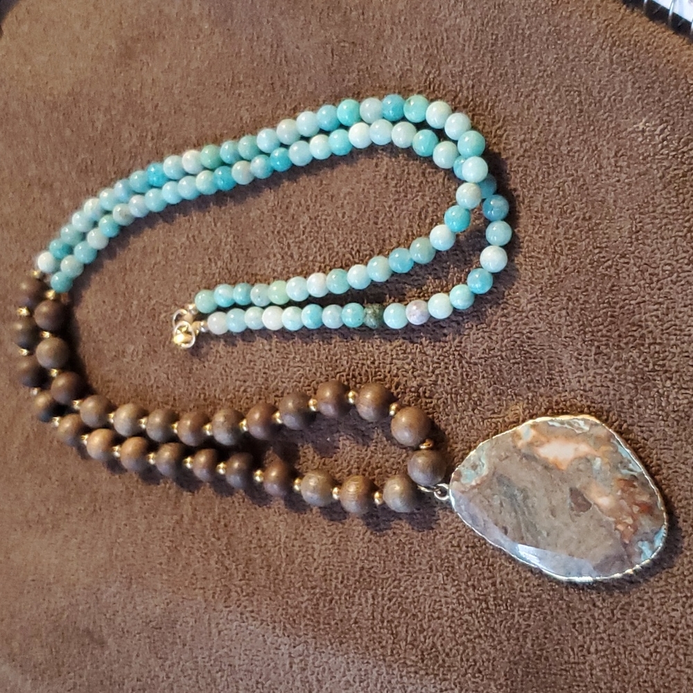 18" + 2.5" Agate pendant beaded necklace